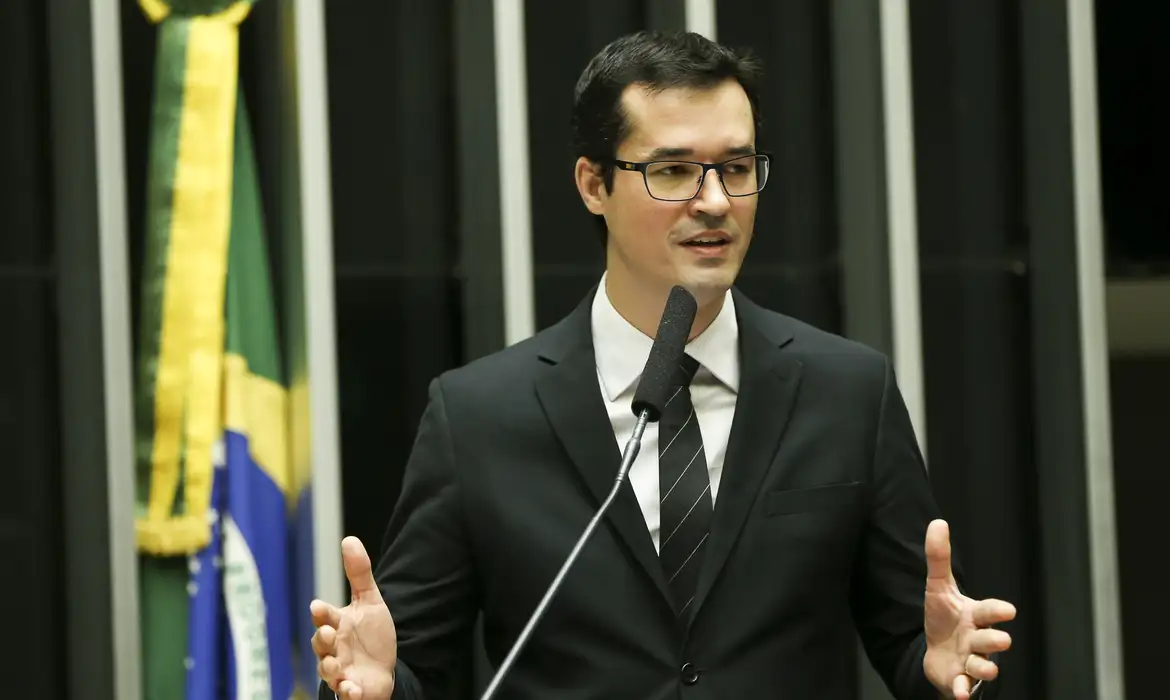 Imagem de Dallagnol processa Lula e Janja por gastos com iate de luxo durante a COP30