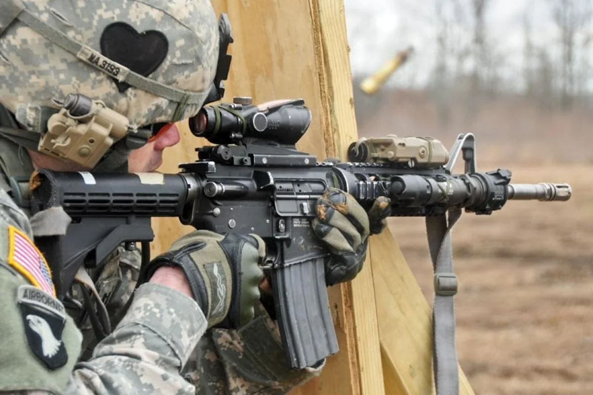 Imagem de Marinha compra 140 fuzis Colt M4 dos EUA por R$ 1,3 milhão com dispensa de licitação