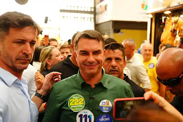 Imagem de Justiça suspende entrega de título de cidadão de Salvador a Flávio Bolsonaro no Farol da Barra