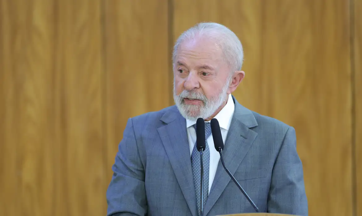 Imagem de Lula sugere enforcamento de Flávio e Eduardo