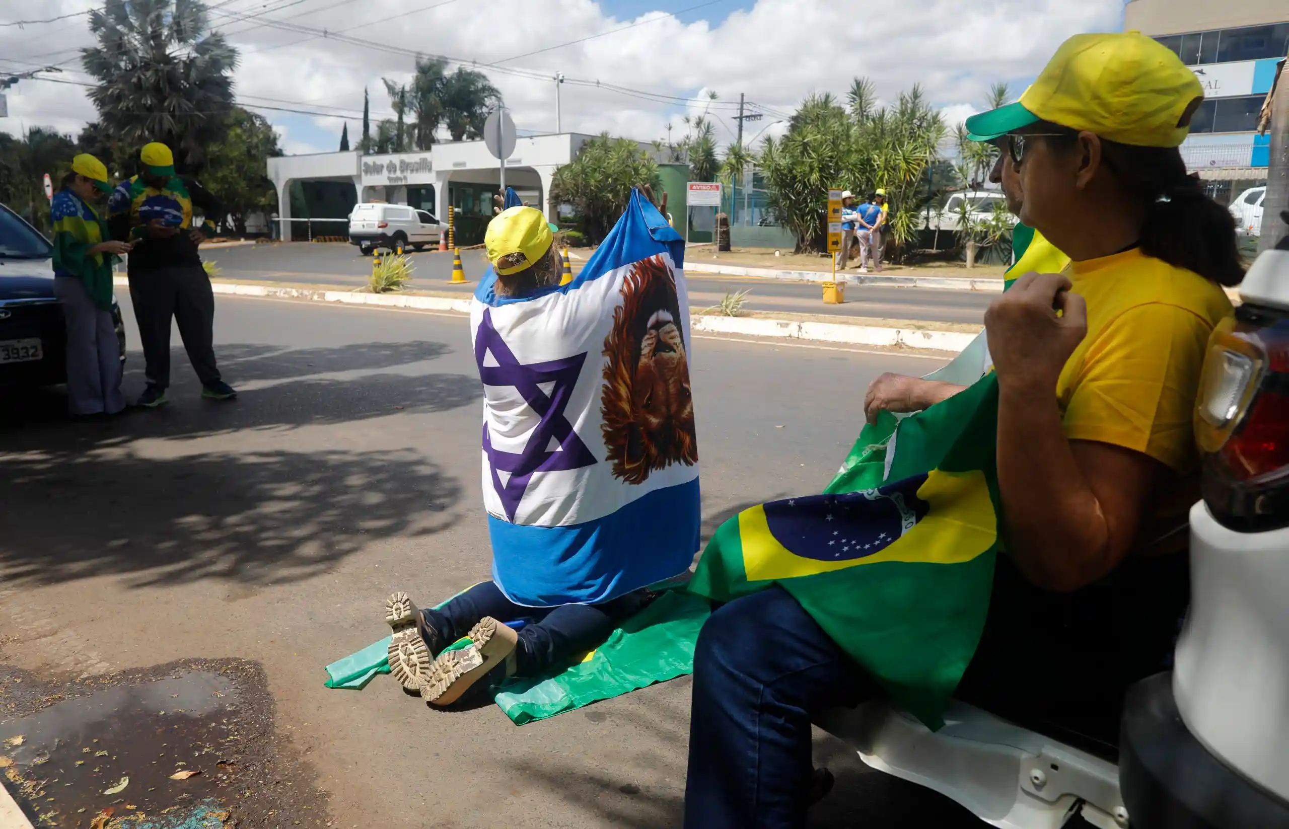 Imagem de Apoiadores se reúnem em oração por Bolsonaro durante 1º dia de julgamento no STF