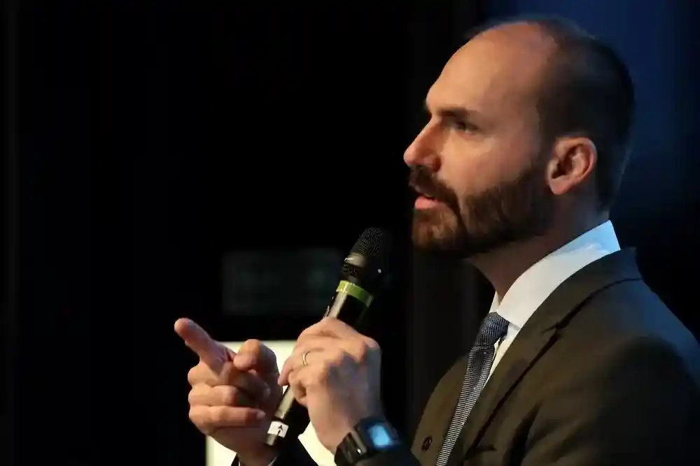Imagem de Eduardo Bolsonaro diz que sanções contra Moraes “ainda vão piorar”