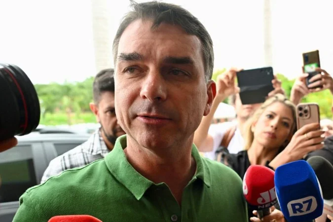 Imagem de Centrão tenta desestimular Flávio, mas senador reafirma candidatura e diz que Bolsonaro não será apagado em 2026