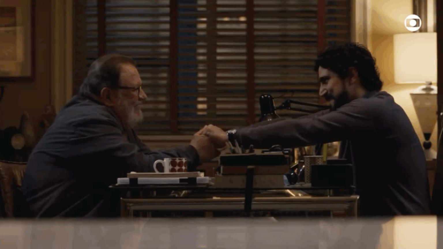 Os atores ator Luís Melo e Renato Góes no último capítulo de “Vale Tudo”, em 17 de outubro de 2025, na cena em que protagonizam diálogo enaltecendo o Brasil e de forma coincidente à campanha de Lula pela soberania nacional