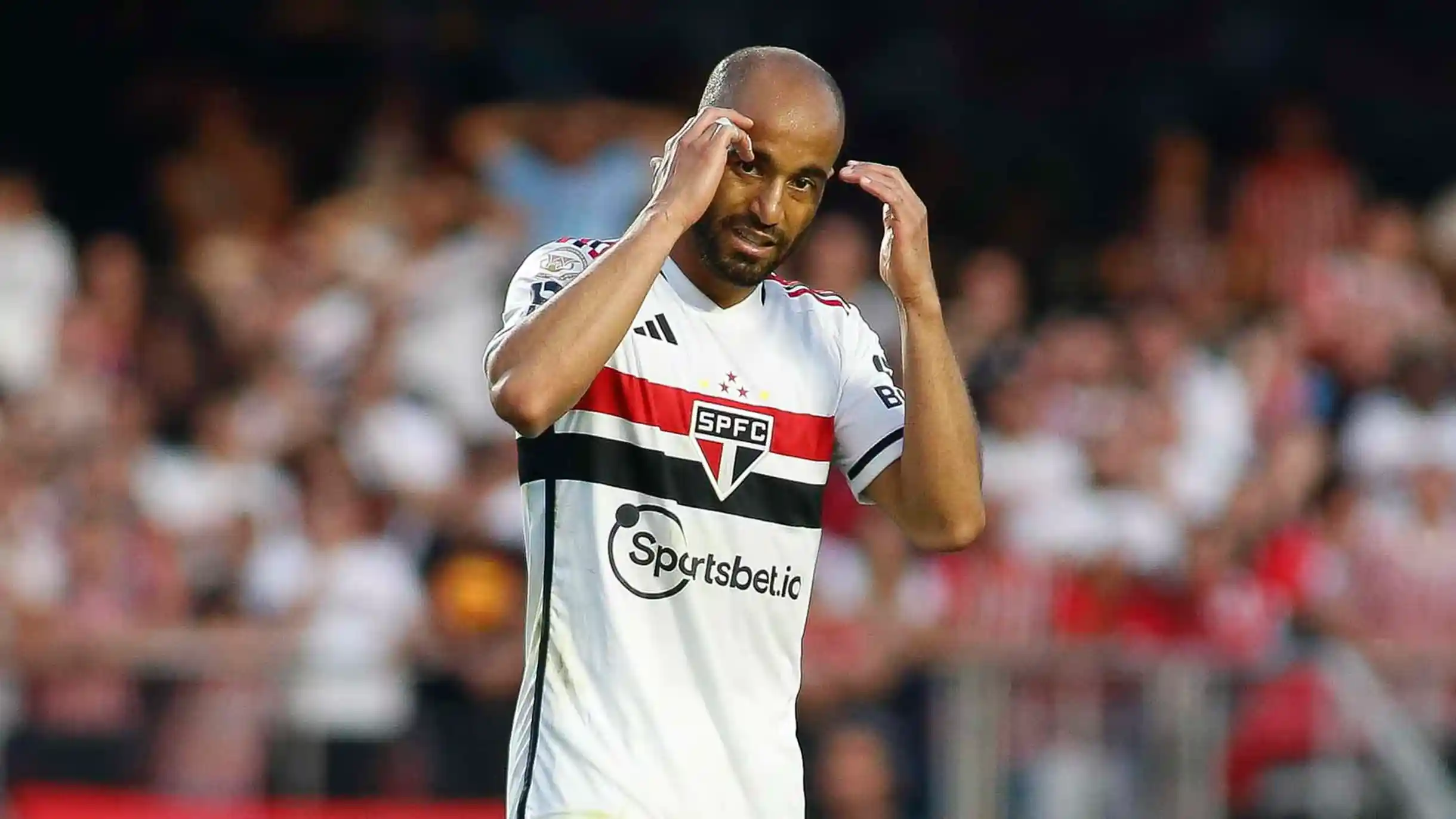 Imagem de Lucas Moura comenta crise no São Paulo e pede união do elenco após afastamento de Casares