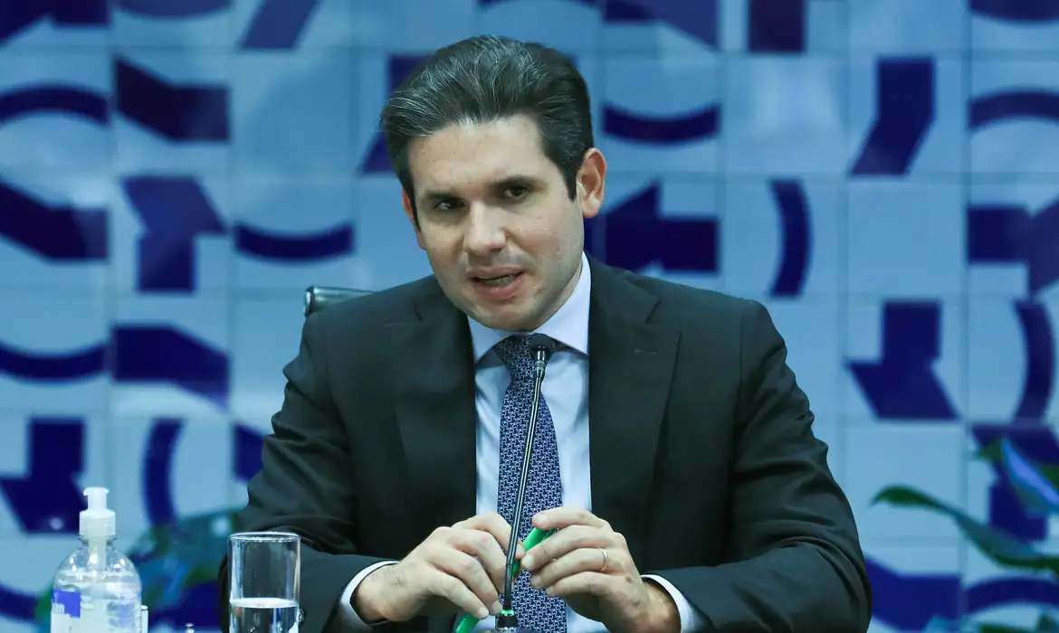 Imagem de Para evitar confronto com STF, Hugo Motta pressiona por renúncia de Ramagem e Eduardo Bolsonaro