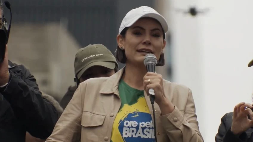 Michelle Bolsonaro ironizou vistoria da polícia em seu Fusca e apontou que “daqui a pouco pedem para conferir o porta-luvas”