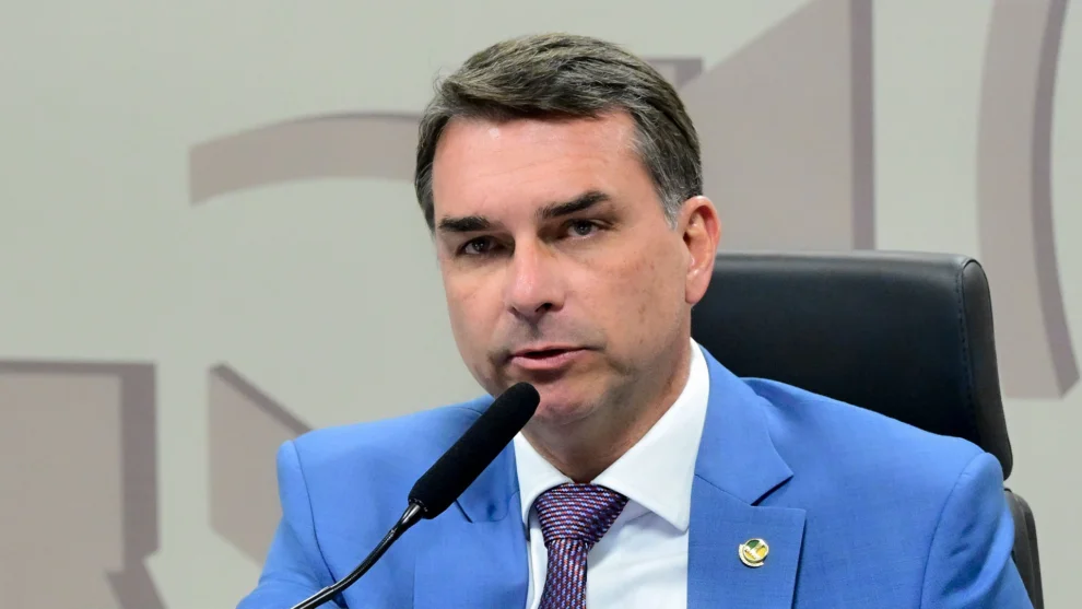 Imagem de “Debate se vence na preparação”, diz aliado de Flávio após senador montar equipe para campanha presidencial