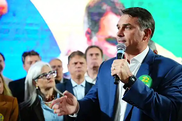 Imagem de Justiça suspende entrega de título de cidadão de Salvador a Flávio Bolsonaro no Farol da Barra