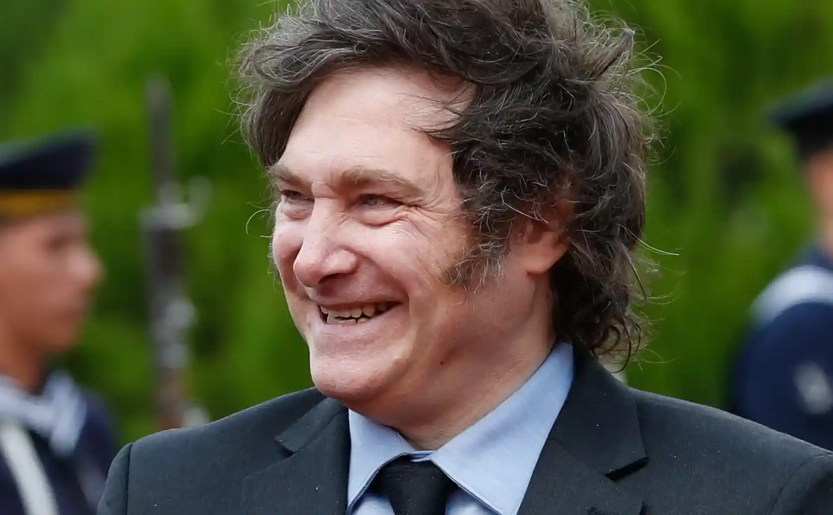 O presidente argentino, Javier Milei, acena para o público na 137ª Exposição Internacional de Pecuária, Agricultura e Indústria de Buenos Aires, em 26 de julho