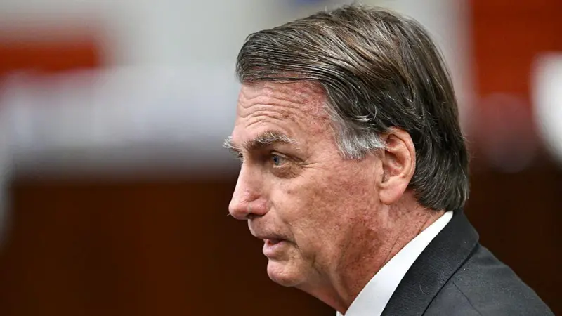 Imagem de Bolsonaro recebe alta e retorna à prisão domiciliar após cirurgia no ombro