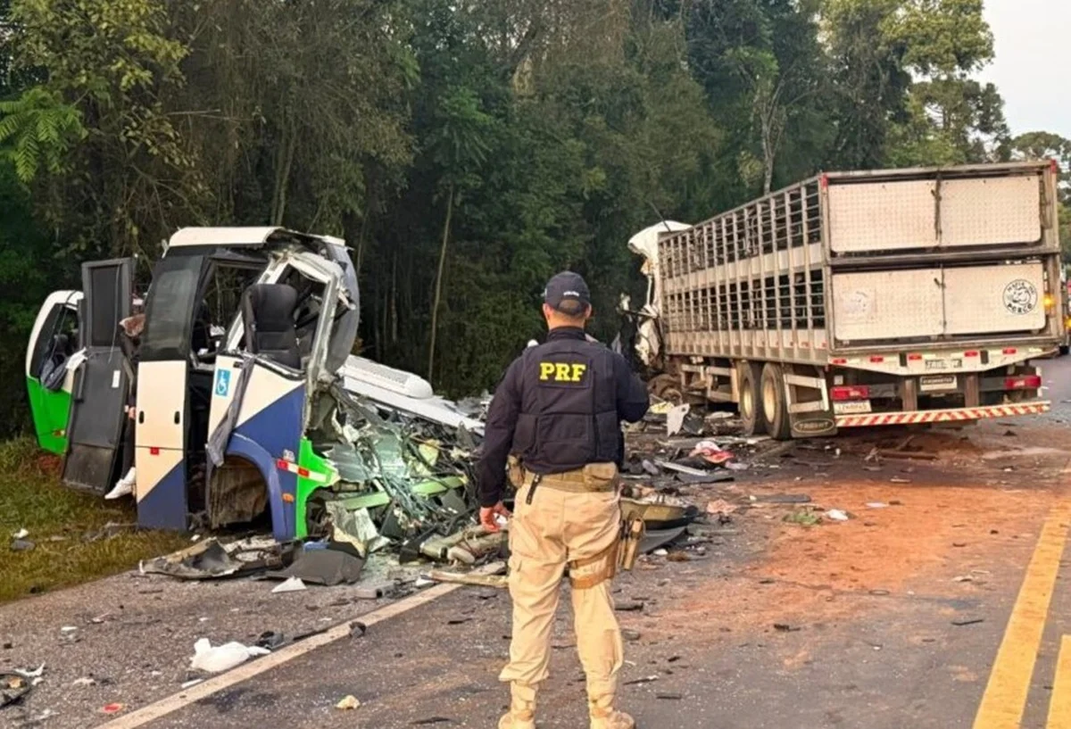 Imagem de Acidente entre micro-ônibus e carreta deixa 22 mortos no Paraná