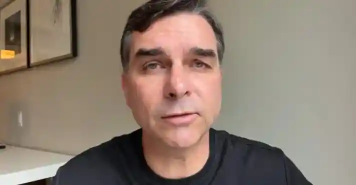 Imagem de "Perseguição implacável", diz Flávio sobre busca da PF na casa de Bolsonaro