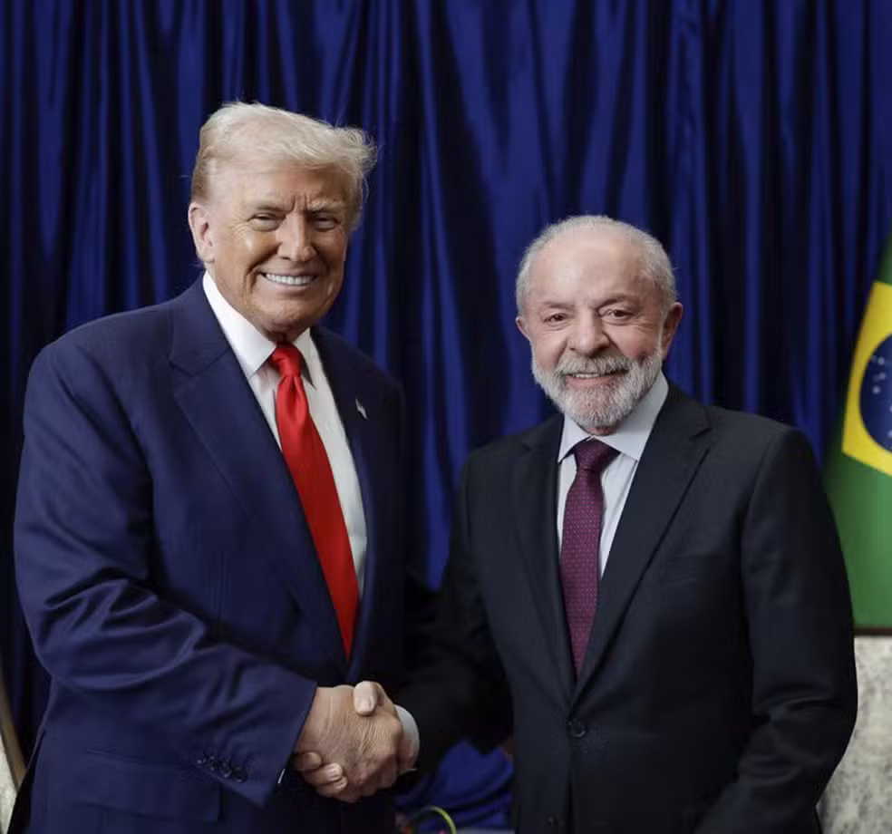 Imagem de Lula e Trump se cumprimentam durante evento social do G7 na França