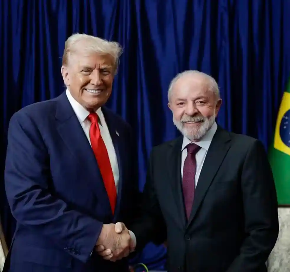 Imagem de Lula e Trump se cumprimentam durante evento social do G7 na França