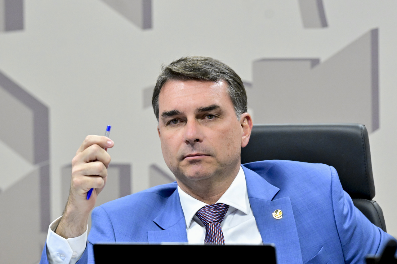Imagem de Flávio Bolsonaro nega encontro entre Jair Bolsonaro e Daniel Vorcaro