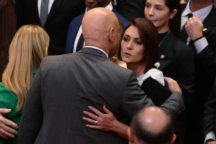 Imagem de Moraes cumprimenta Michelle Bolsonaro durante posse de Nunes Marques no TSE