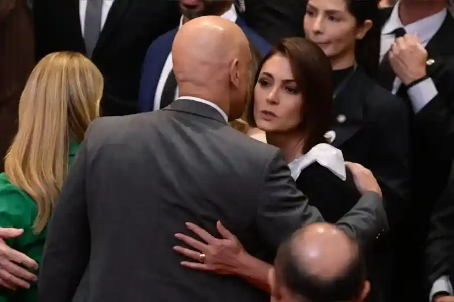 Imagem de Moraes cumprimenta Michelle Bolsonaro durante posse de Nunes Marques no TSE