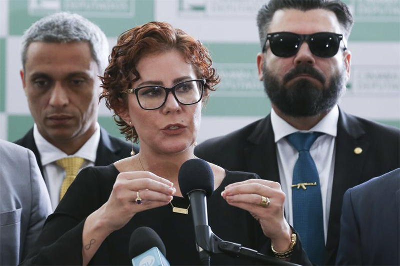 Imagem de Deputada Carla Zambelli é presa na Itália após denúncia de parlamentar europeu