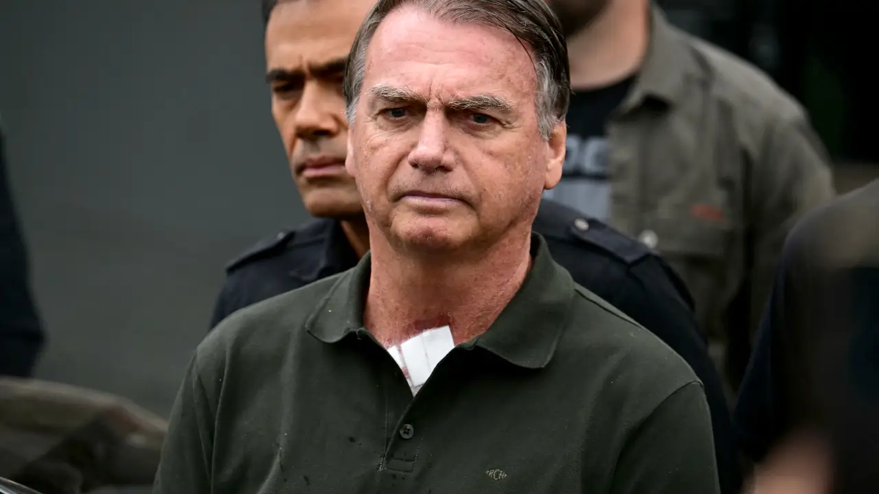 Imagem de Bolsonaro deixa hospital em Brasília após procedimento dermatológico