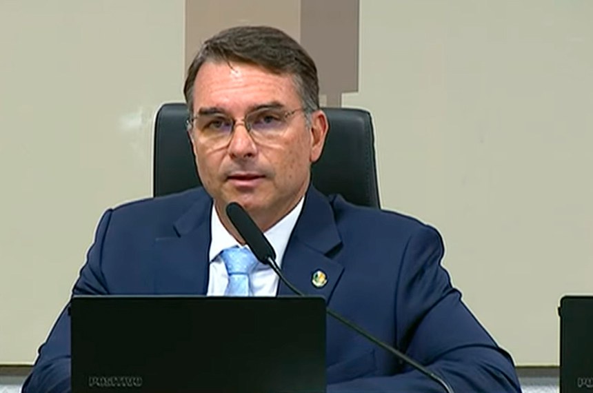 Imagem de Flávio Bolsonaro critica inquérito do STF e diz que medida “evoca censura”