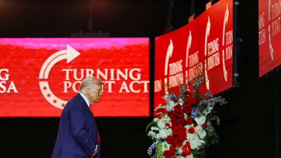 Imagem de Trump chama Charlie Kirk de “mártir da liberdade americana” em memorial no Arizona