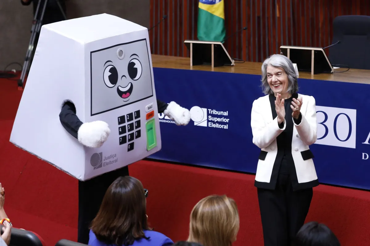 Imagem de Folha denuncia falta de transparência do TSE sobre remoções e bloqueios nas eleições