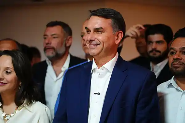 Imagem de Real Time Big Data: Flávio Bolsonaro tem 52% dos votos válidos, contra 48% de Lula