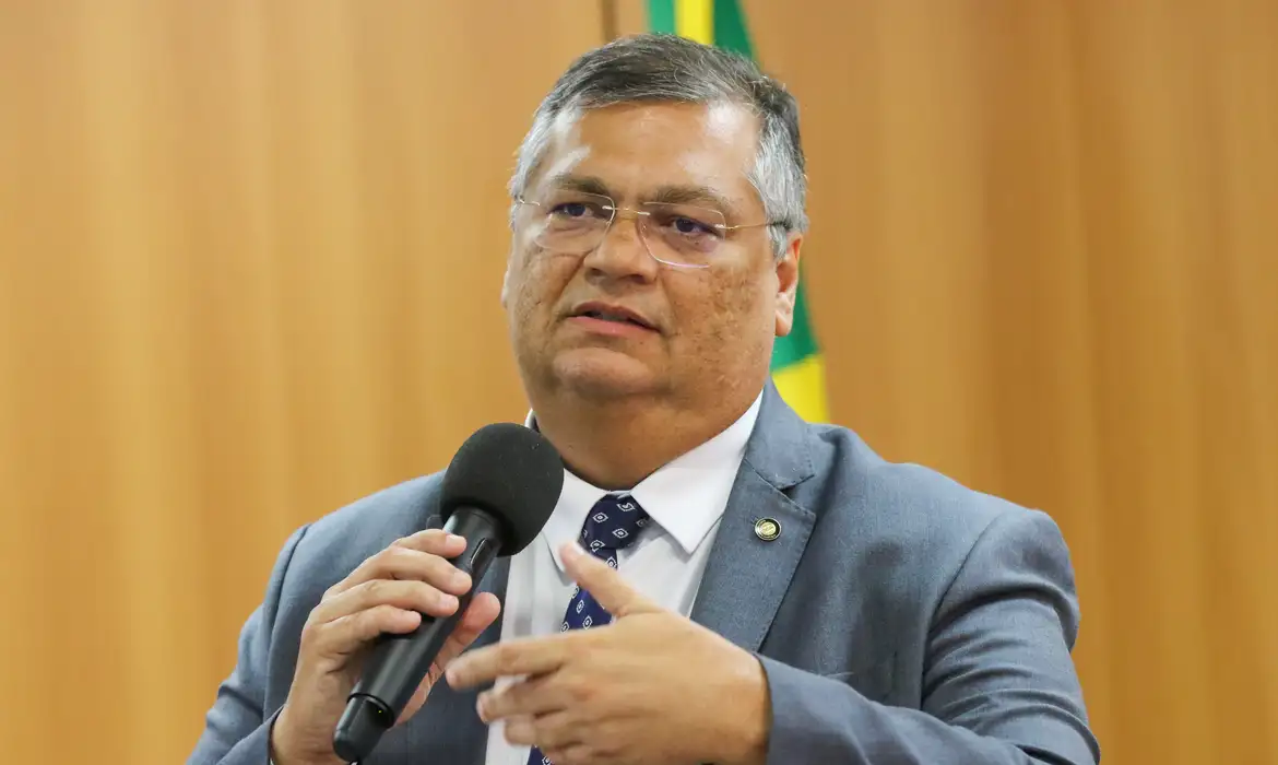 Imagem de Flávio Dino amplia decisão e suspende quebra de sigilo de Lulinha na CPMI do INSS