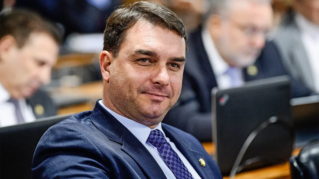 Imagem de Flávio Bolsonaro participa de audiência nos EUA para contestar tarifa de 25% sobre produtos brasileiros