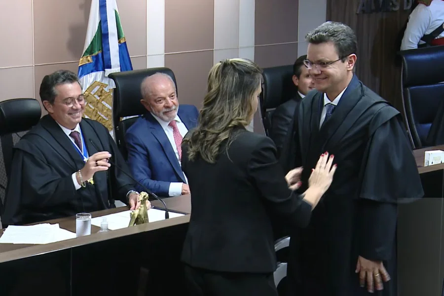 Imagem de Petista assume vaga no TCU em cerimônia com Lula, Alcolumbre e presença de deputado do PL