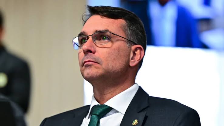 Imagem de Flávio Bolsonaro prepara lançamento do plano "Brasil por Elas" em transmissão ao vivo