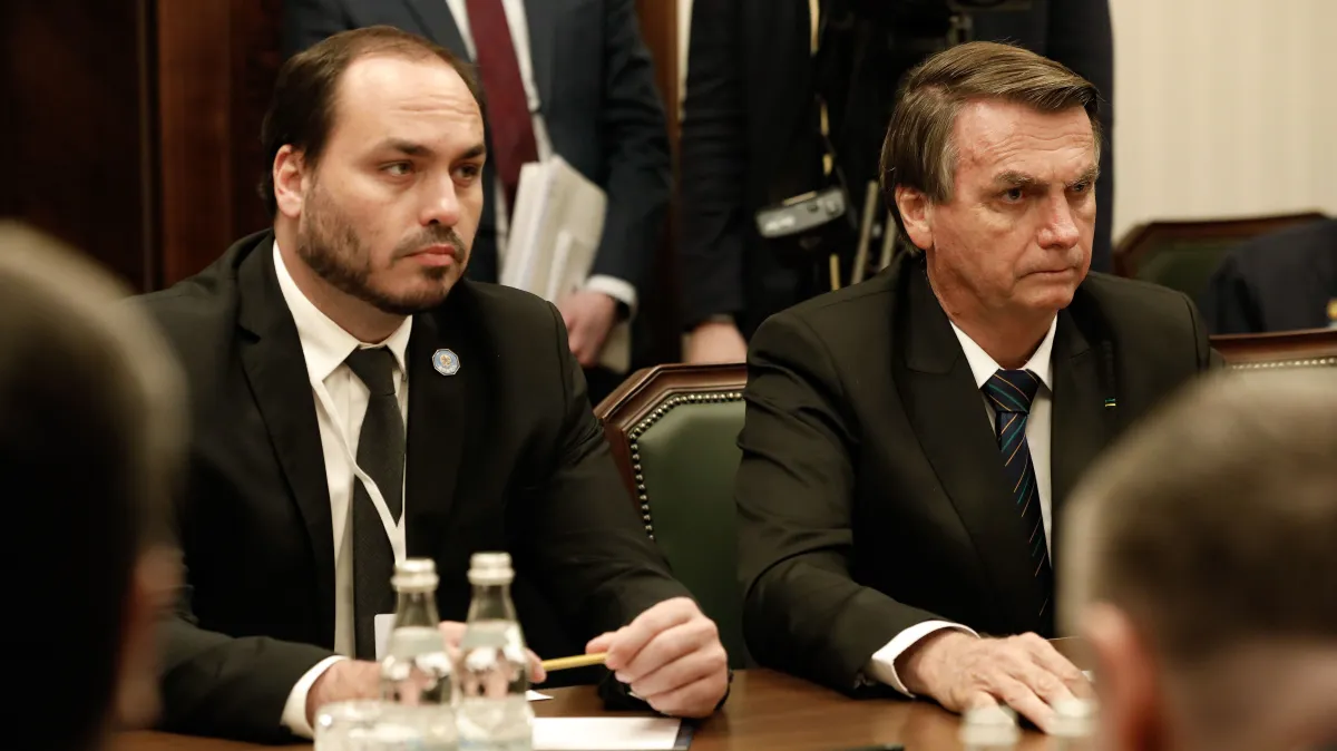 Imagem de Carlos Bolsonaro critica decisão sobre uso das redes de Jair Bolsonaro