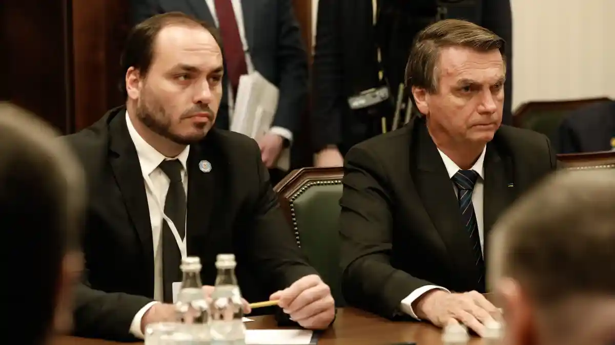 Imagem de Carlos Bolsonaro critica decisão sobre uso das redes de Jair Bolsonaro