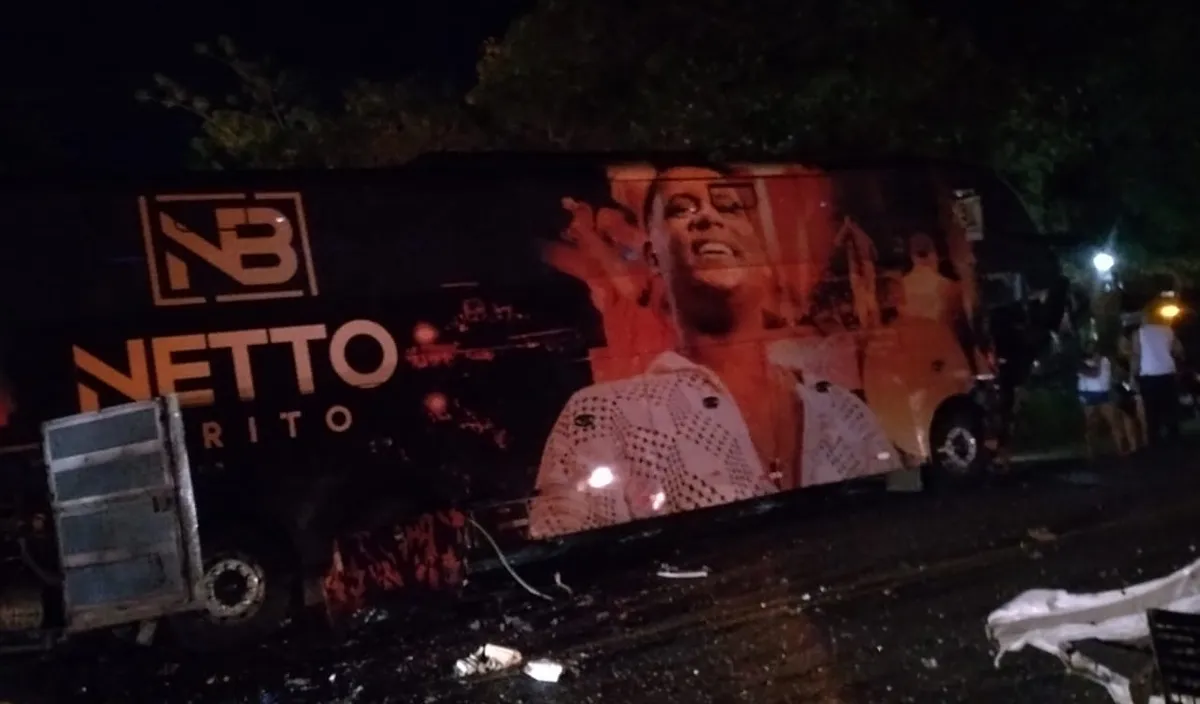 Imagem de Três pessoas morrem após acidente com ônibus da banda de Netto Brito na Bahia
