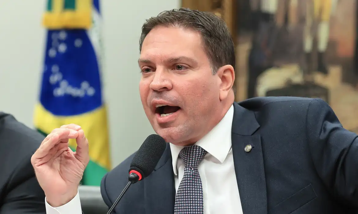 Imagem de Senado reage a caso Ramagem e pressiona direção da PF