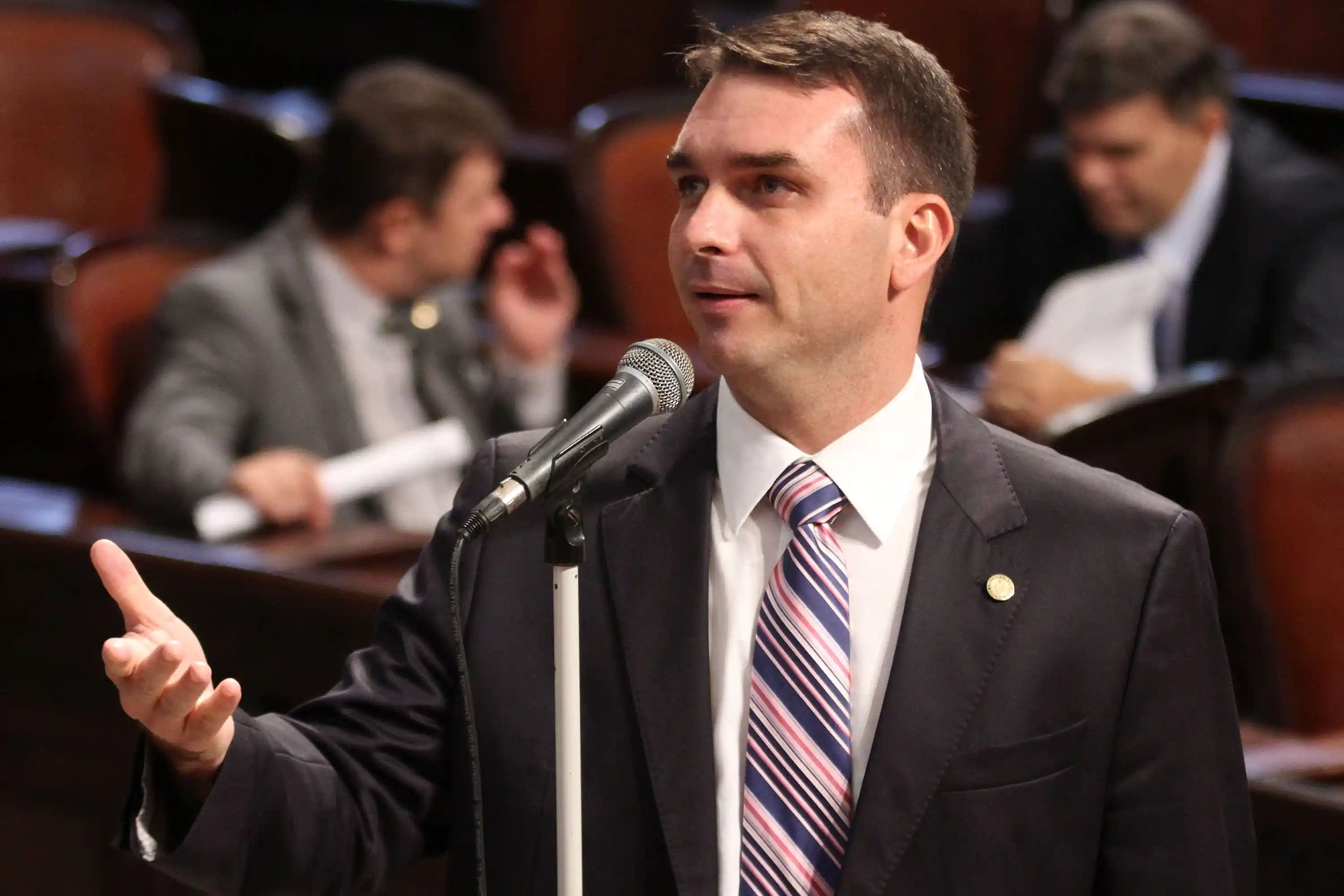 Imagem de Flávio Bolsonaro culpa governo Lula por desgaste nas relações com os Estados Unidos