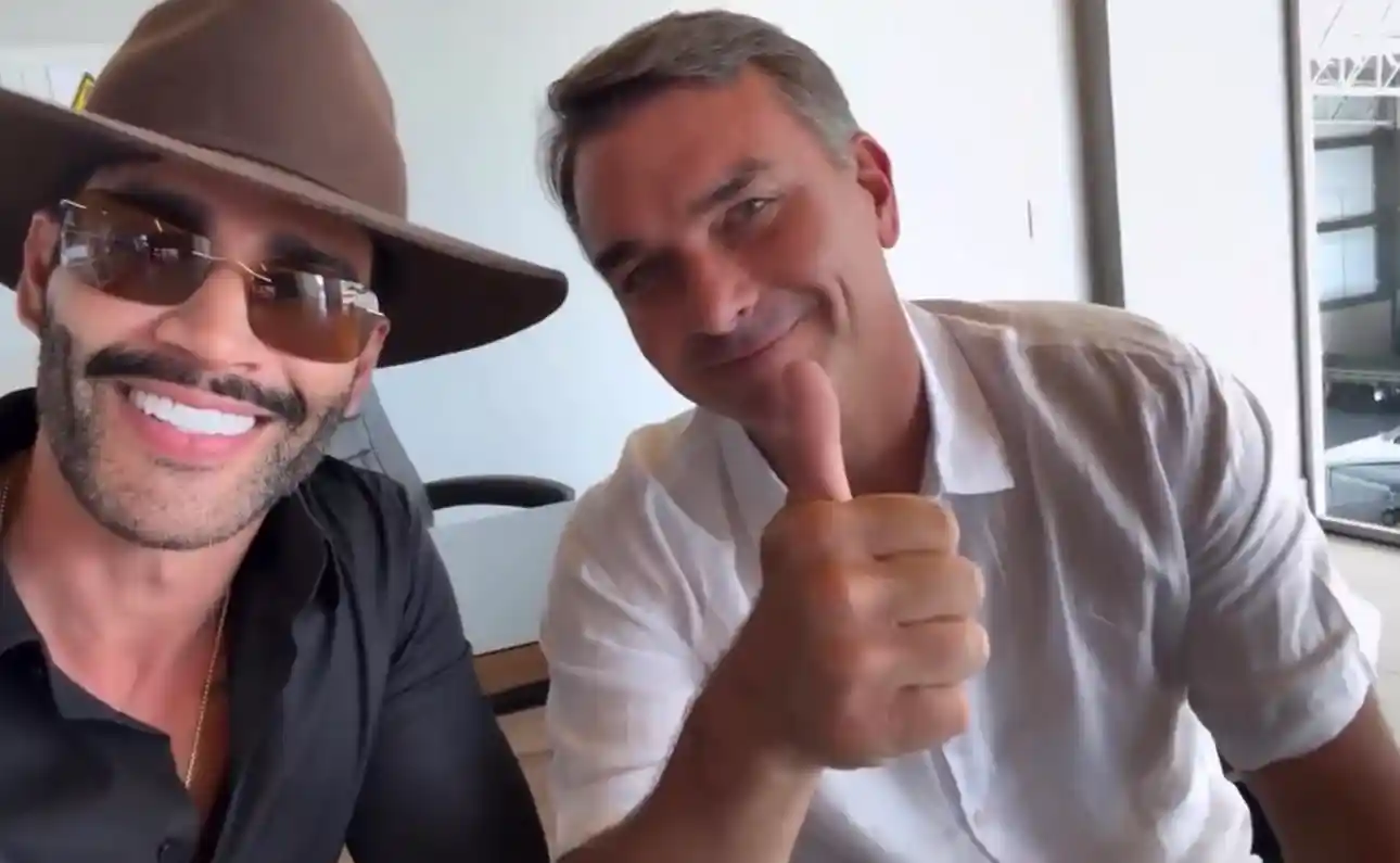 Imagem de Flávio Bolsonaro se encontra com Gusttavo Lima e outros cantores sertanejos em Goiás