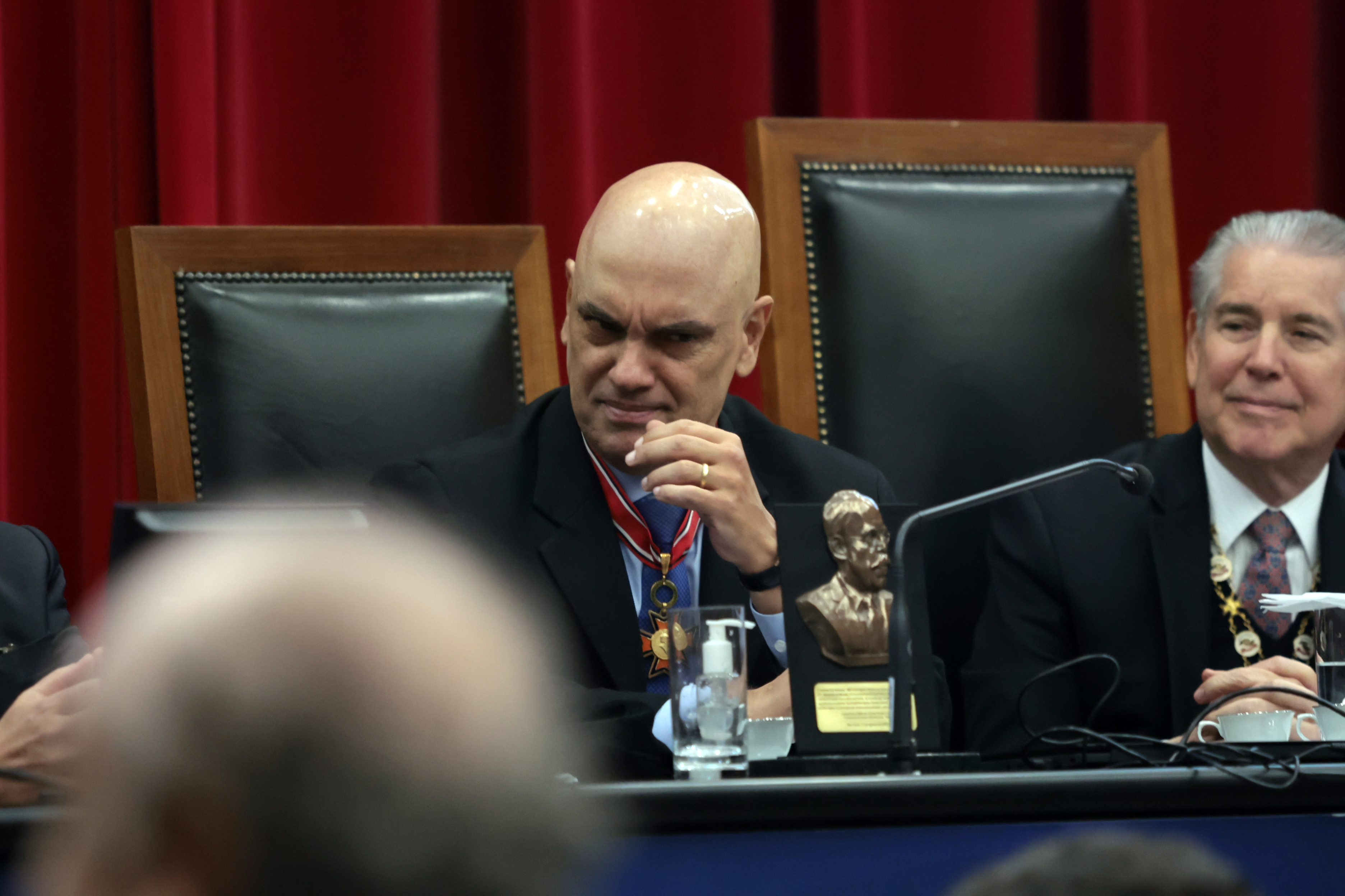 Durante evento em SP, o ministro Alexandre de Moraes recebeu duas homenagens