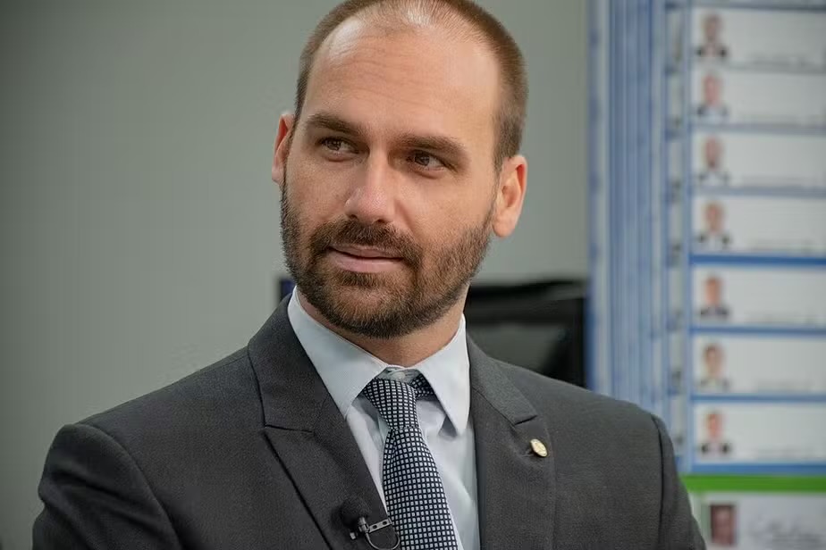Imagem de Moraes encaminha à PGR pedido de prisão de Eduardo Bolsonaro