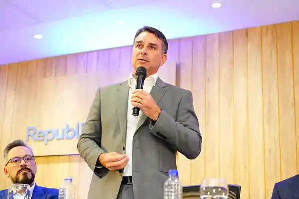 Imagem de Justiça revoga suspensão e autoriza entrega de título de cidadão a Flávio Bolsonaro em Salvador
