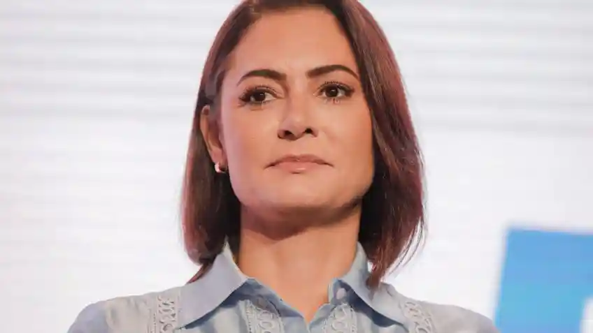 Imagem de Michelle Bolsonaro afirma que marido está “humilhado” e acusa juízes de agirem por "vingança"
