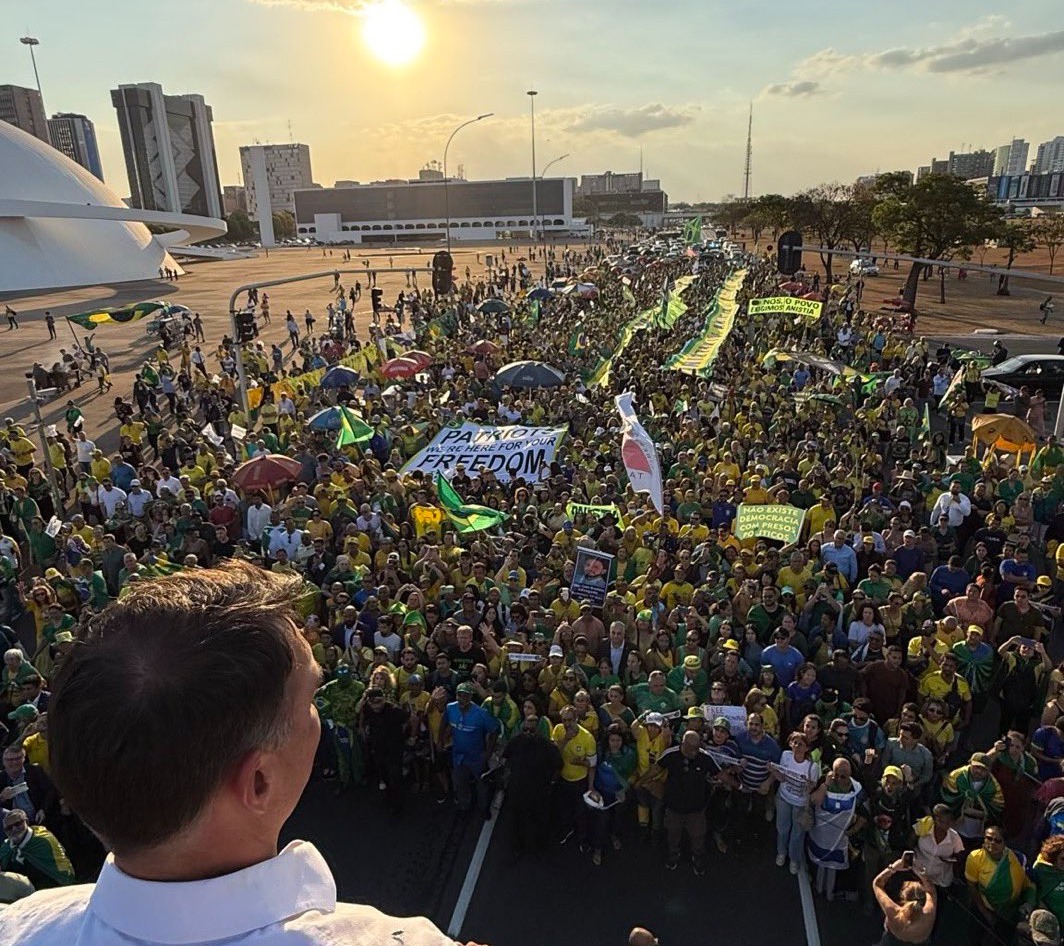 Imagem de Nikolas Ferreira e Gustavo Gayer exaltam ato por anistia em Brasília