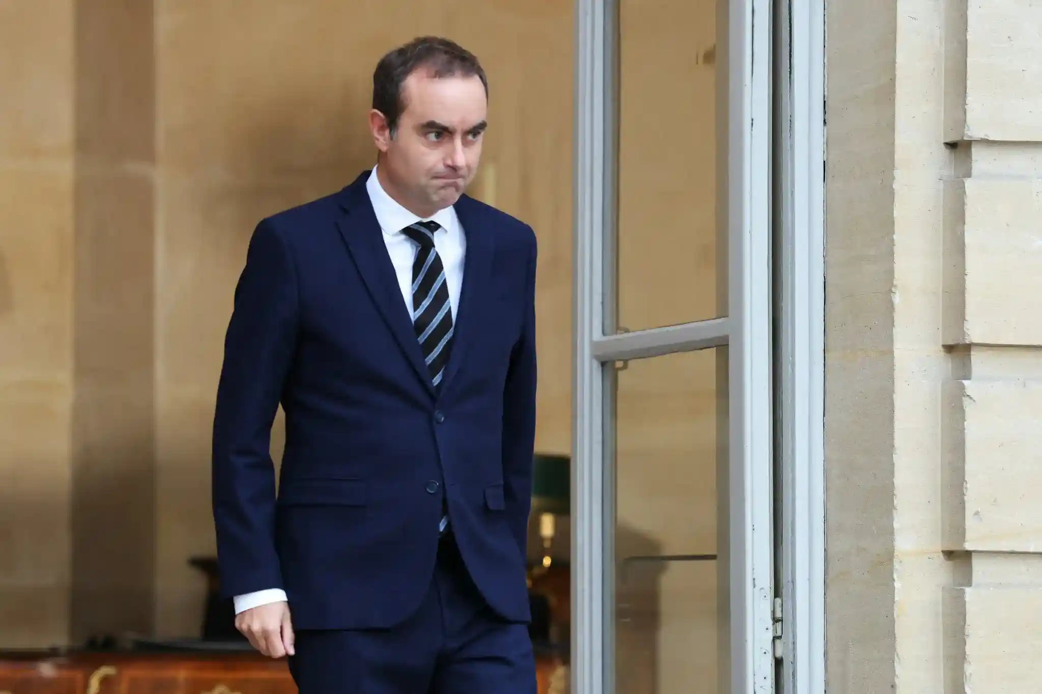 Imagem de Primeiro-ministro da França renuncia após menos de um mês no cargo