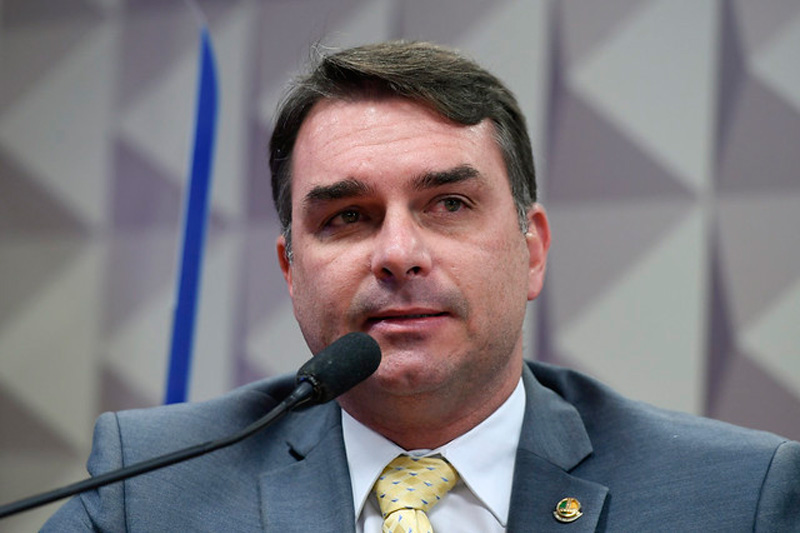 Imagem de Flávio Bolsonaro entrega R$ 1,2 milhão a famílias de policiais mortos em operação no Rio