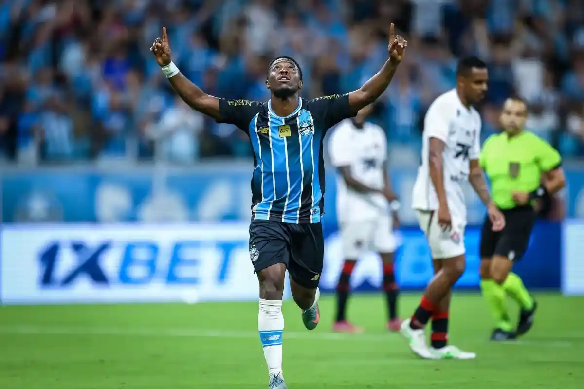 Imagem de Grêmio vence o Vitória por 2 a 0 e se aproxima do G4 no Brasileirão