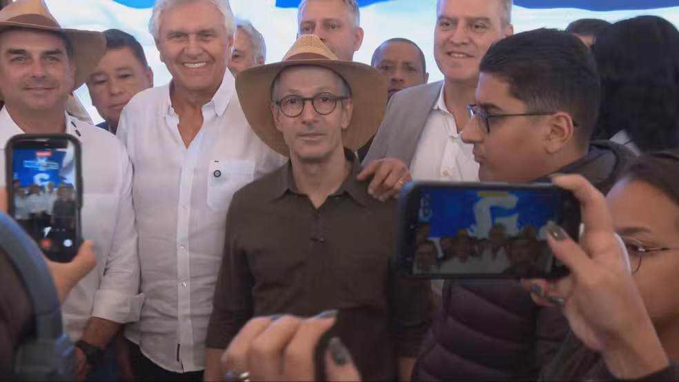 Imagem de Flávio Bolsonaro aconselha Zema a seguir convicções pessoais em encontro em Minas Gerais