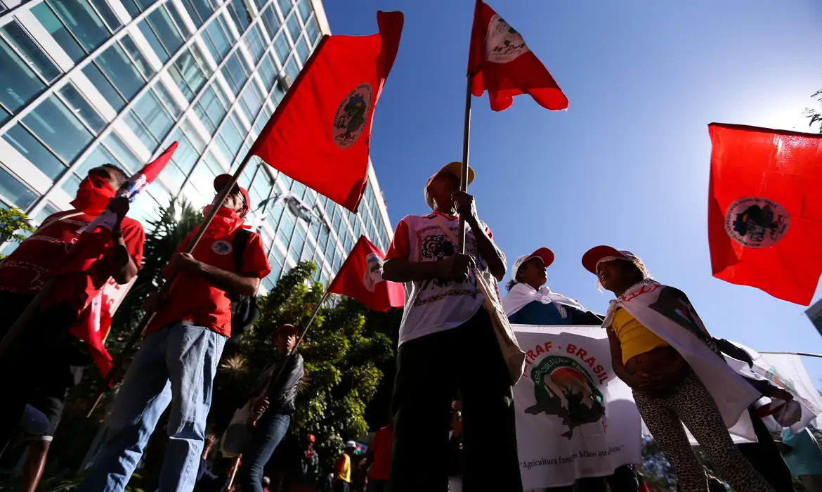 Imagem de MST articula envio de brigada para defender regime de Nicolás Maduro na Venezuela