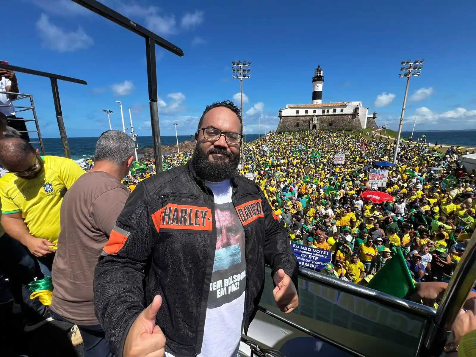 Imagem de Leandro de Jesus marca presença em ato no Farol da Barra e critica STF: “Chega de tiranos”