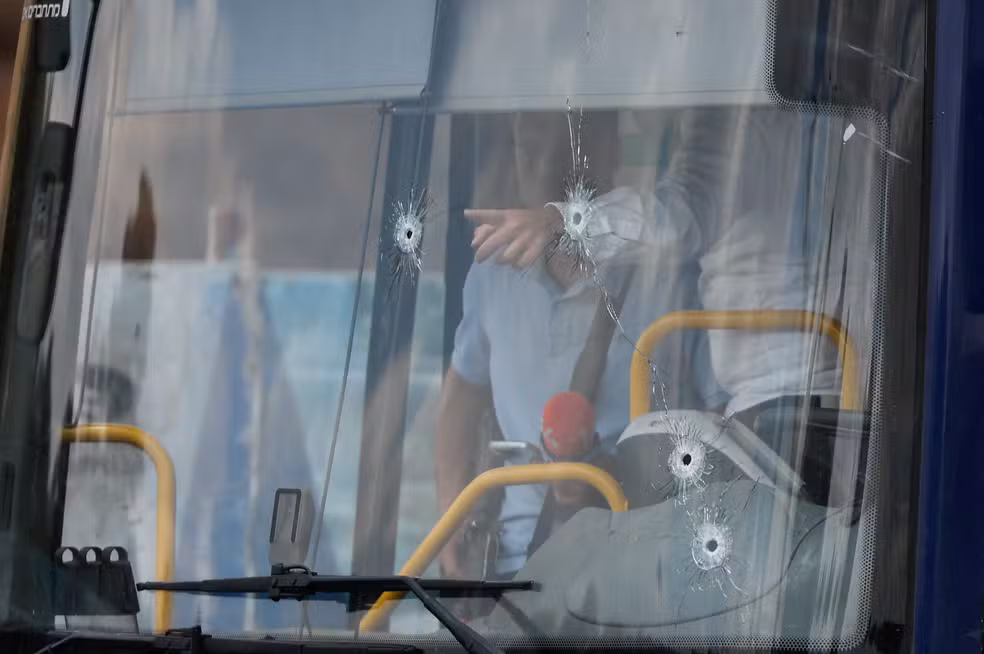 Equipes de emergência inspecionam ônibus com marcas de tiros onde atiradores abriram fogo em Jerusalém em 8 de setembro de 2025
